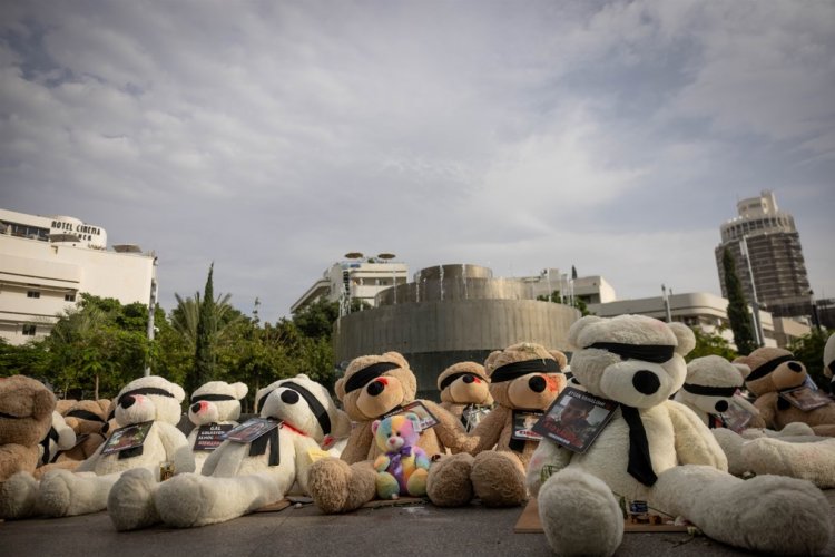 מיצג בכיכר דיזנגוף להשבת החטופים (צילום: חיים גולדברג / פלאש 90)