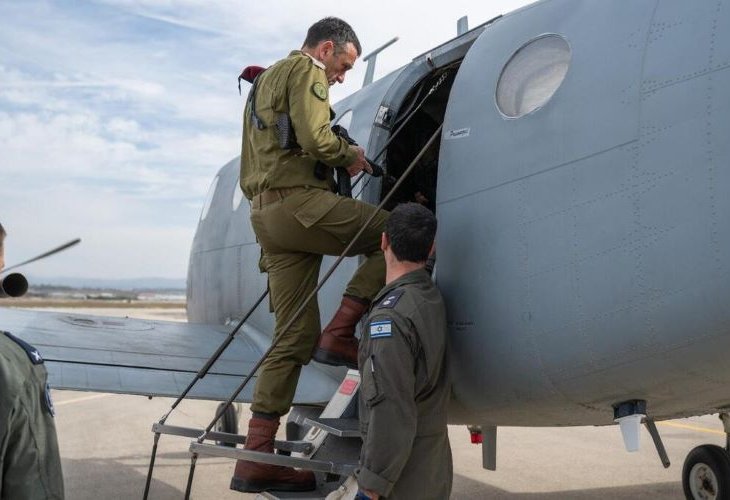 הרמטכ"ל בעליה למטוס (צילום: דובר צה"ל)