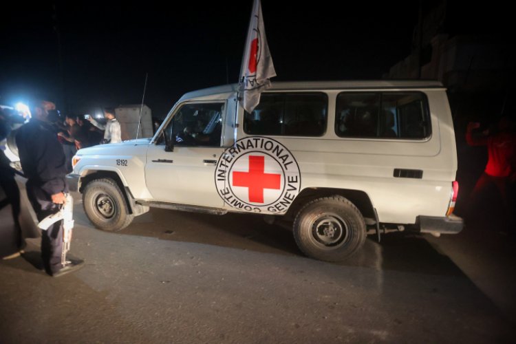 הצלב האדום בעזה (צילום: Atia Mohammed/Flash90)