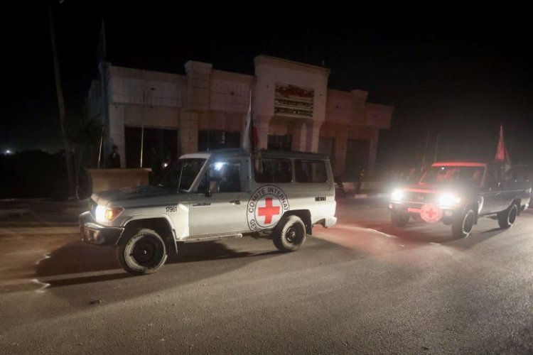 הצלב האדום מסיע את החטופים (צילום: Atia Mohammed/Flash90)