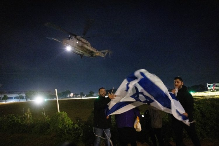 מסוק צבאי עם החטופים ששוחררו (צילום: Chaim Goldberg / Flash90)