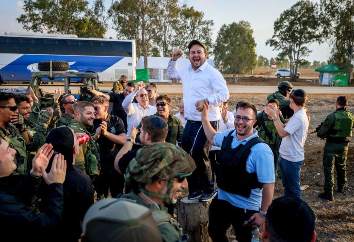 שי גראוכר עם הלוחמים