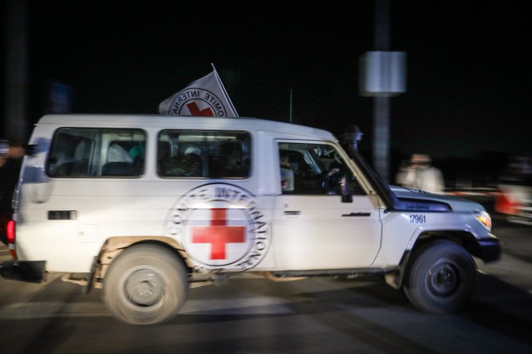 הצלב האדום בעזה (צילום: Abed Rahim Khatib/Flash90)