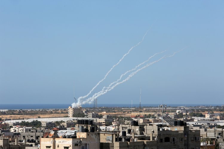 שיגורי רקטות מרצועת עזה לעבר ישראל (צילום: shutterstock)