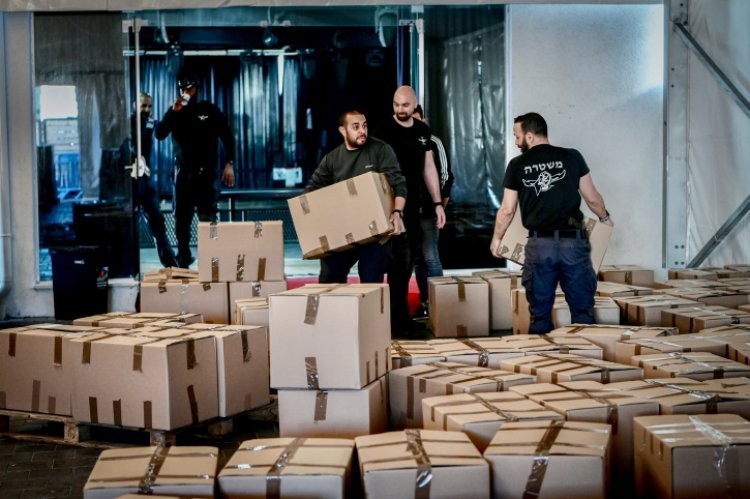 שוטרים מתנדבים לחלק מזון לנזקקים (צילום: Avshalom Sassoni/Flash90)