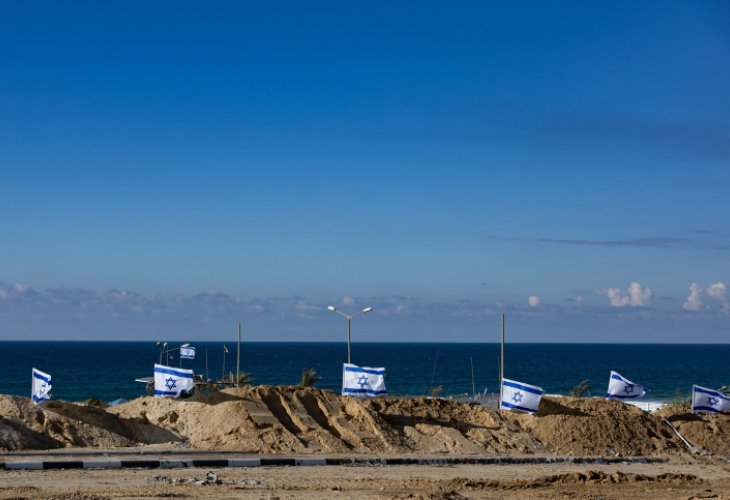 (בתמונה: דגלי ישראל בחוף הים בצפון רצועת עזה צילום: Yonatan Sindel/Flash90)