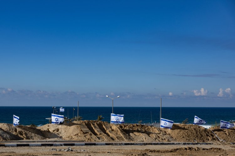 (בתמונה: דגלי ישראל בחוף הים בצפון רצועת עזה צילום: Yonatan Sindel/Flash90)