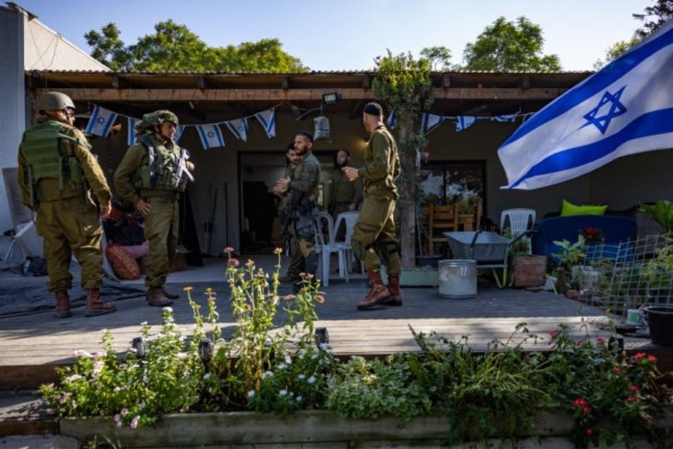 חיילים בקיבוץ נחל עוז לאחר הטבח. צילום: Yonatan Sindel/Flash90