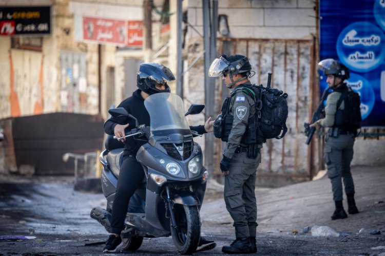 שוטרים בעיסאוויה, ארכיון (צילום: Yonatan Sindel/Flash90)