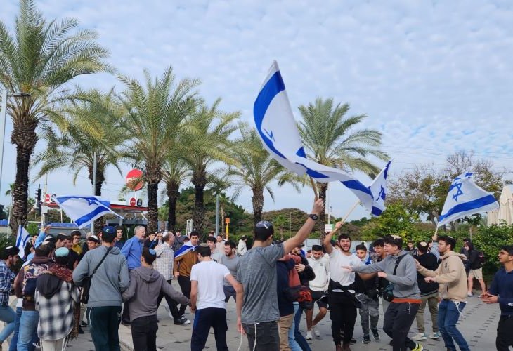 התלמידים בזירת הפיגוע (צילום: דוברות רשת אמית)