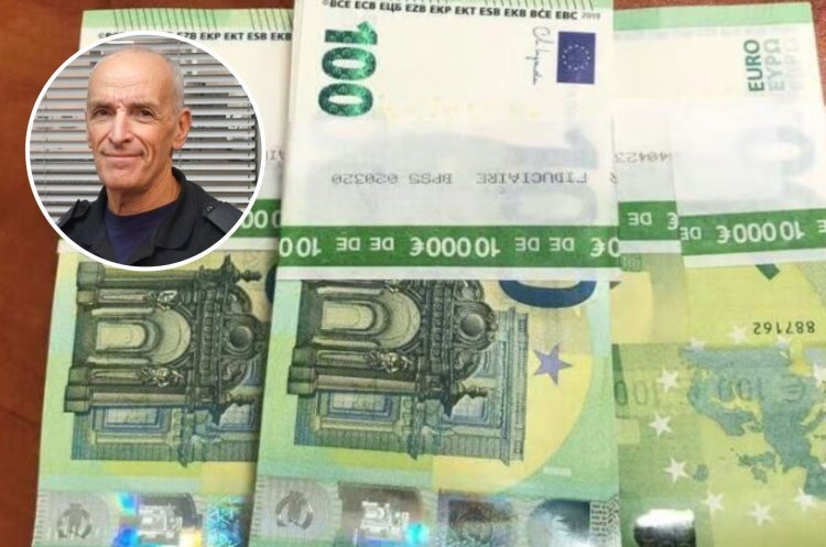 בעיגול: השוטר יגאל שרמן על רקע הכסף שמצא (צילום: דוברות המשטרה)