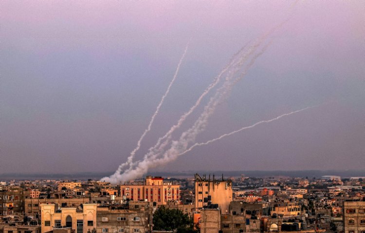 ירי רקטות לעבר ישראל (צילום: Abed Rahim Khatib/Flash90)