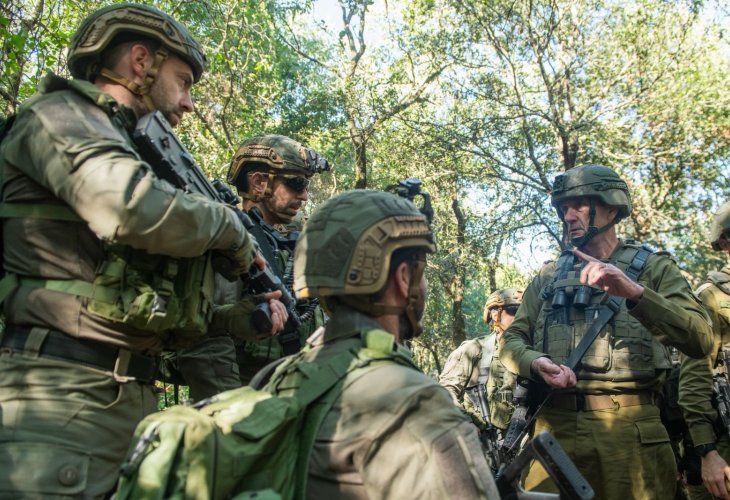 הרמטכ"ל בשיחה עם לוחמים, ארכיון (צילום: דובר צה"ל)