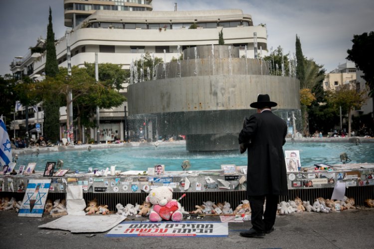 מיצג למען החטופים בתל אביב (צילום: Miriam Alster/FLASH90)