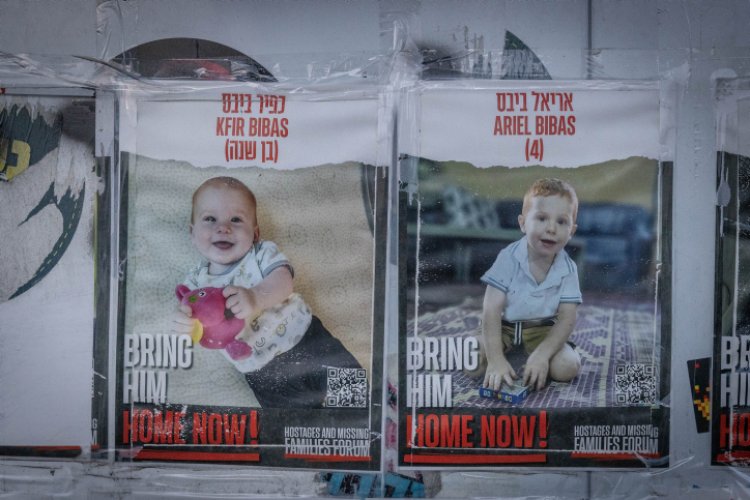 מיצג החטופים מול הכנסת (צילום: Chaim Goldberg/Flash90)