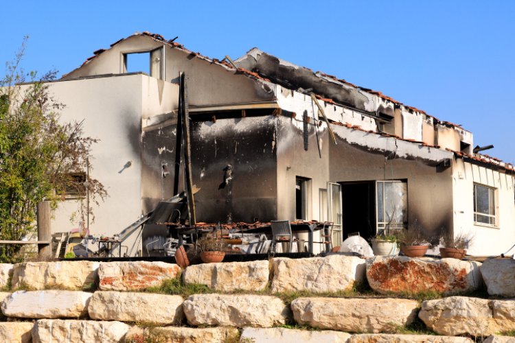 בית שהותקף בבארי (Moshe Shai/FLASH90)