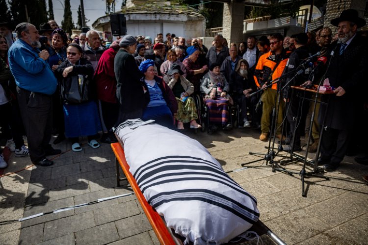 הלווית הנרצח בפיגוע (צילום: Yonatan Sindel/Flash90)