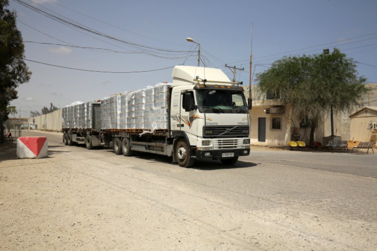 משאית סיוע נכנסת לעזה (צילום: Abed Rahim Khatib/Flash90)