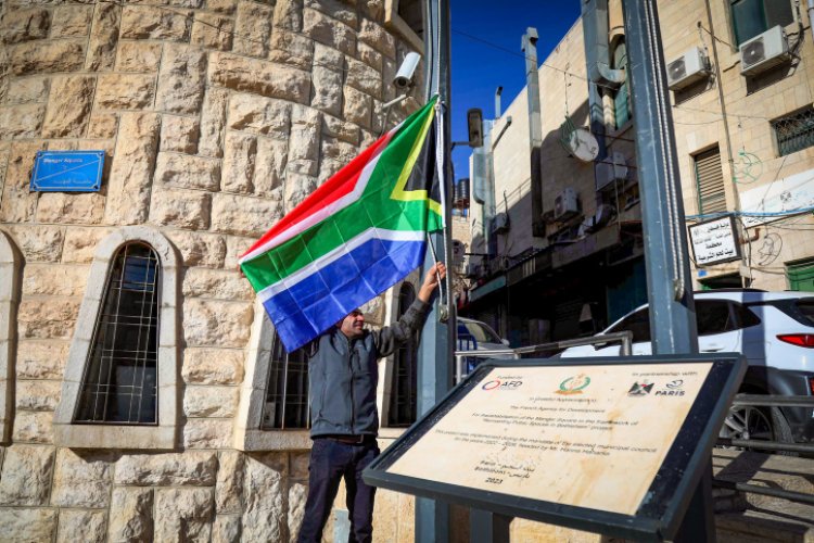 דגל דרום אפריקה בבית לחם (צילום: Wisam Hashlamoun/Flash90)