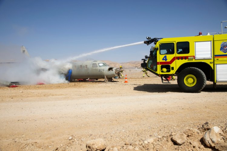 לוחמי אש באימון (צילום: Moshe Shai/FLASH90)