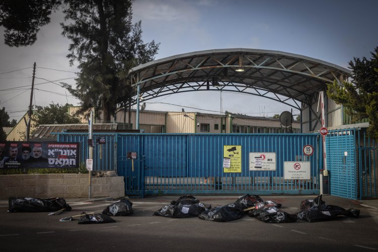 המיצג מול משרדי אונר"א בירושלים, אתמול (צילום: חיים גולדברג, פלאש 90)