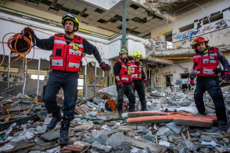 אימון לחילוץ נפגעי רעידת אדמה (צילום: Yonatan Sindel/Flash90)