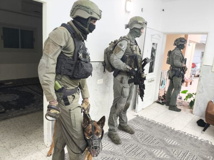 הכוחות בבית החשודה (צילום: משטרת ישראל)