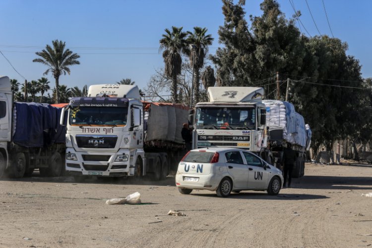 משאיות סיוע לרצועה (צילום: Abed Rahim Khatib/Flash90)