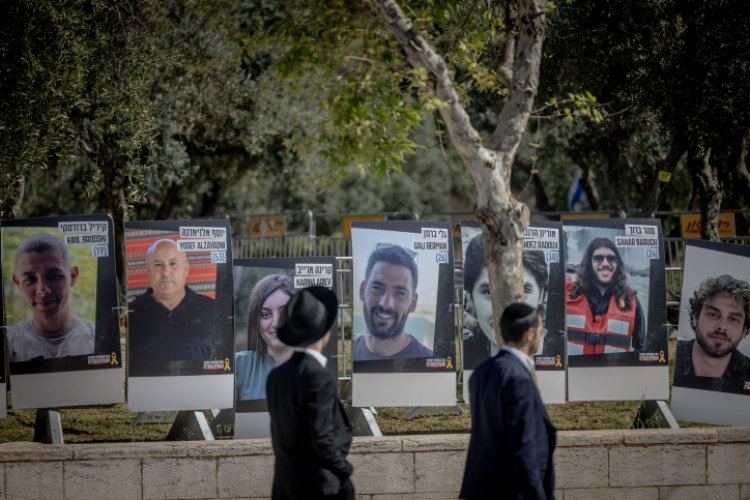 מיצג החטופים בירושלים (צילום: Chaim Goldberg/Flash90)