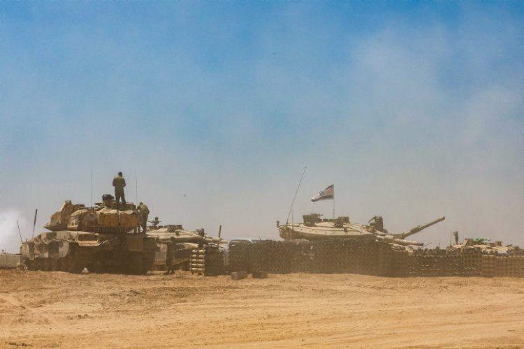 טנקים של צה"ל בגבול עם רפיח (צילום: Flash90)