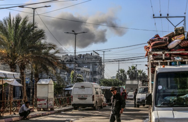 עזתים מתפנים מרפיח על רקע הפצצות (צילום: Abed Rahim Khatib/Flash90(