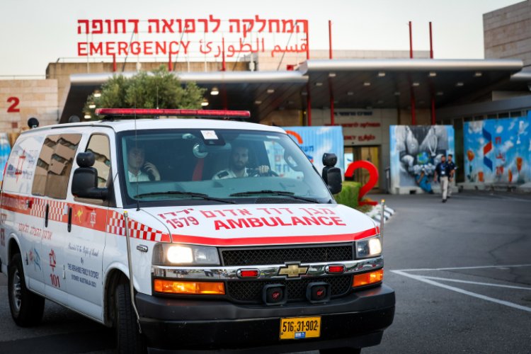 הגעת הנפגעים מחורפיש לבית החולים זיו (צילום: David Cohen/Flash90)