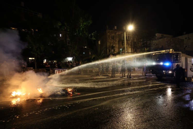 הצתה במהלך ההפגנה בירושלים (צילום: Yonatan Sindel/Flash90)