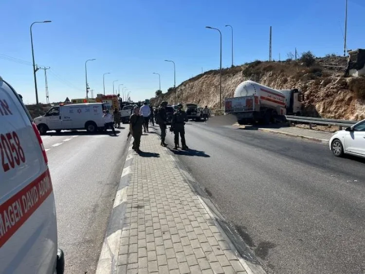 זירת הפיגוע (צילום: דוברות מבצעית מד"א)