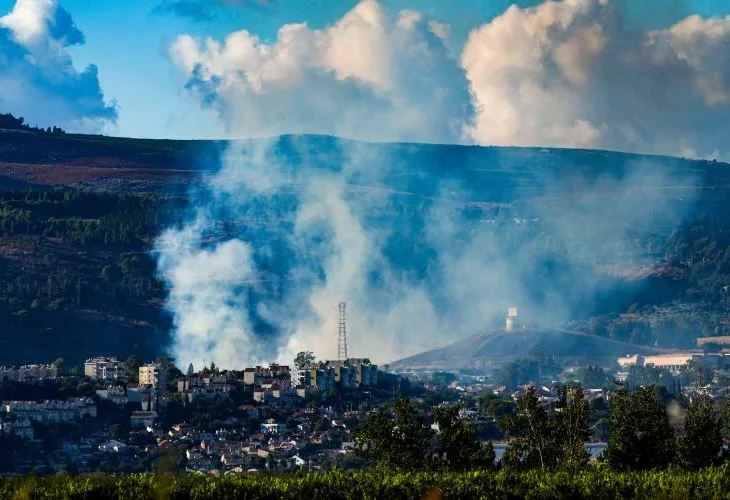 נפילת רקטה באזור קריית שמונה (צילום: אייל מרגולין, פלאש 90)