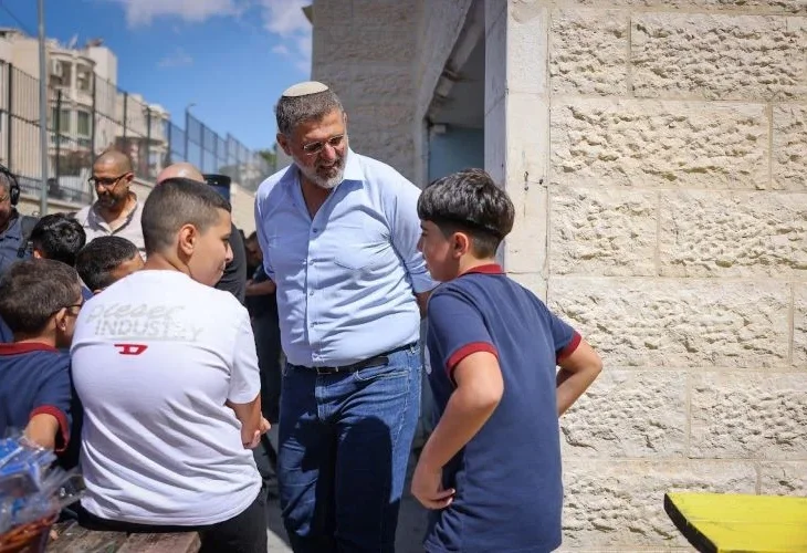 ח"כ בוארון עם תלמידים במזרח ירושלים