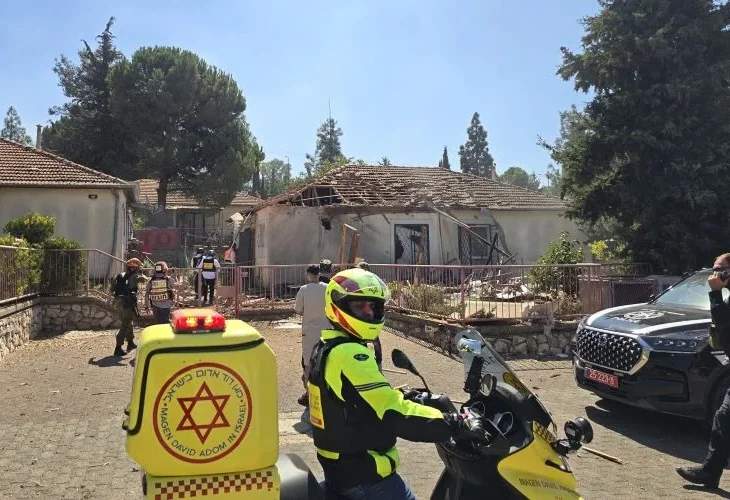 זירת הפגיעה בצפת (צילום: דוברות מבצעית מד"א)