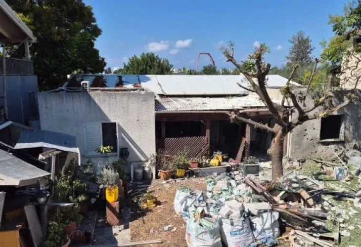 המבנה שנפגע בקיבוץ סער (צילום: דוברות מבצעית מד"א)