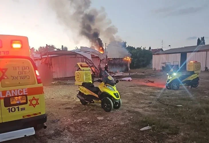 הפגיעה במרחב נהריה (צילום: דוברות מבצעית מד"א)