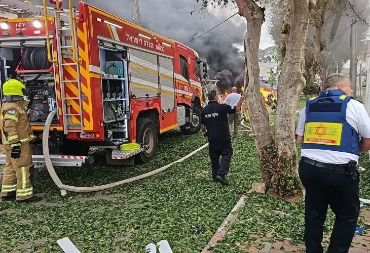 נפילת רקטה במרכז הארץ, היום (צילום: דוברות מבצעית מד"א)