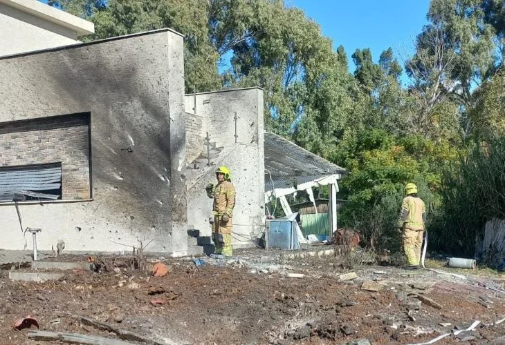 הפגיעה בקריית שמונה (צילום: דוברות הכבאות)