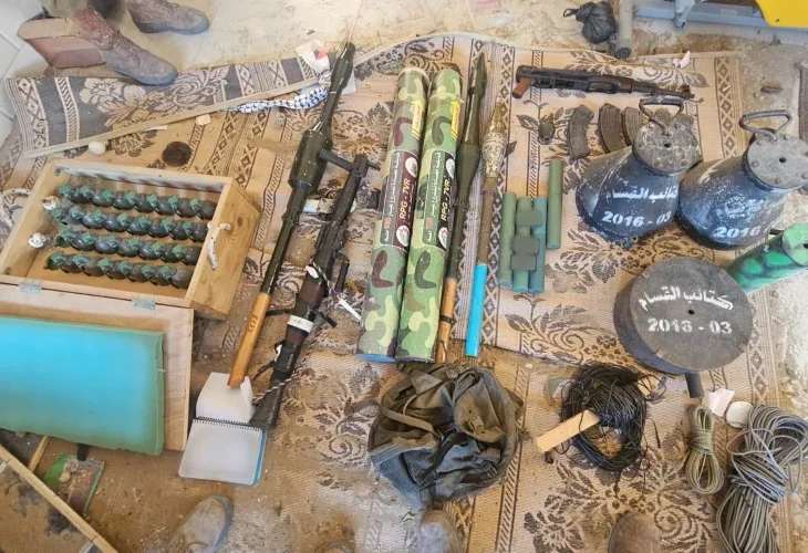 אמל"ח שנתפס בפשיטה (צילום: דובר צה"ל) אמל"ח שנתפס בפשיטה (צילום: דובר צה"ל)