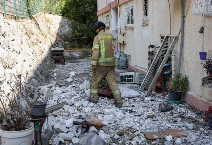 פגיעת רקטה בקריית שמונה, ארכיון (צילום: דוד כהן, פלאש90)