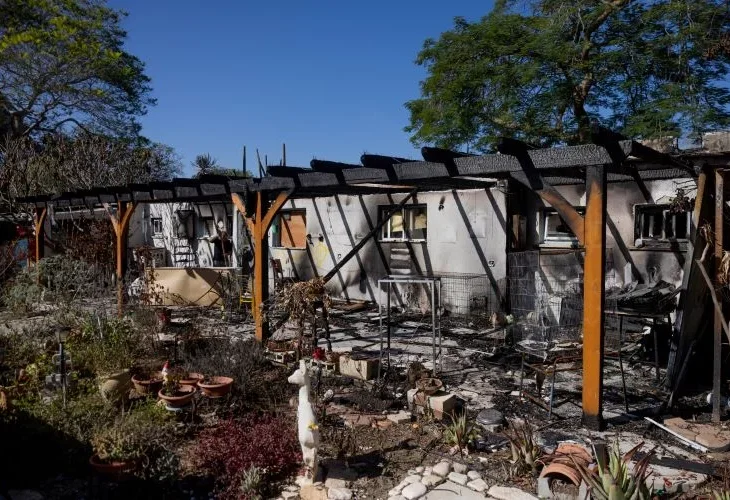 נזק לבתים בניר עוז, ארכיון (צילום: חיים גולדברג, פלאש90). בעיגול: חנה קציר