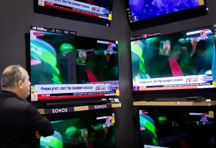 צופים ברגע השחרור (צילום: נועם ריבקין, פלאש90)