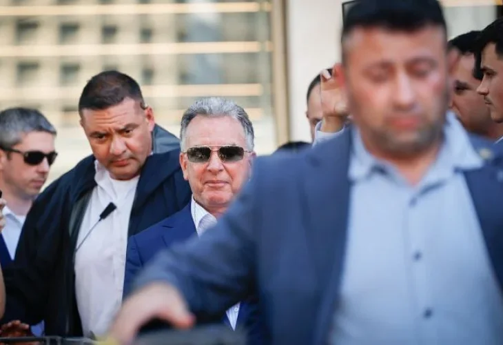 וויטקוף (במרכז) מגיע לפגישה עם משפחות חטופים (צילום: יהונתן סינדל, פלאש90)