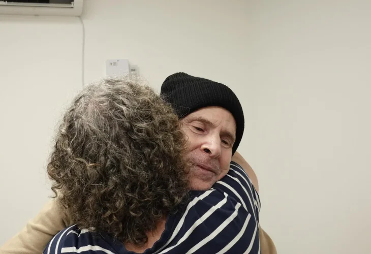 קית' נפגש עם אשתו אביבה לאחר שחרורו (צילום: דובר צה"ל) קית' נפגש עם אשתו אביבה לאחר שחרורו (צילום: דובר צה"ל)