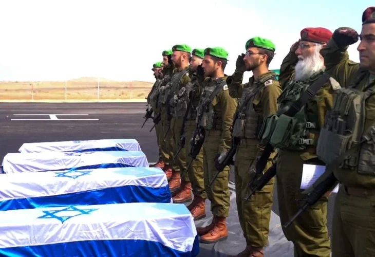 לוחמי צה"ל וארונות החללים החטופים (צילום: דובר צה"ל)