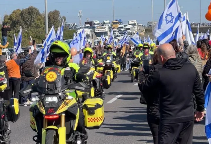 המונים מלווים למנוחות את שירי, כפיר ואריאל
