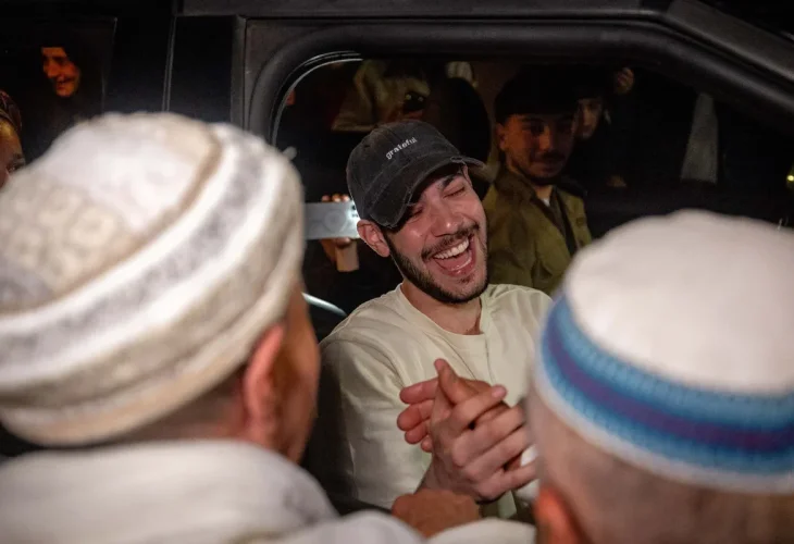 אלי-ה כהן בדרכו הביתה, אמש (צילום: חיים גולדברג / פלאש90) אלי-ה כהן בדרכו הביתה, אמש (צילום: חיים גולדברג / פלאש90)